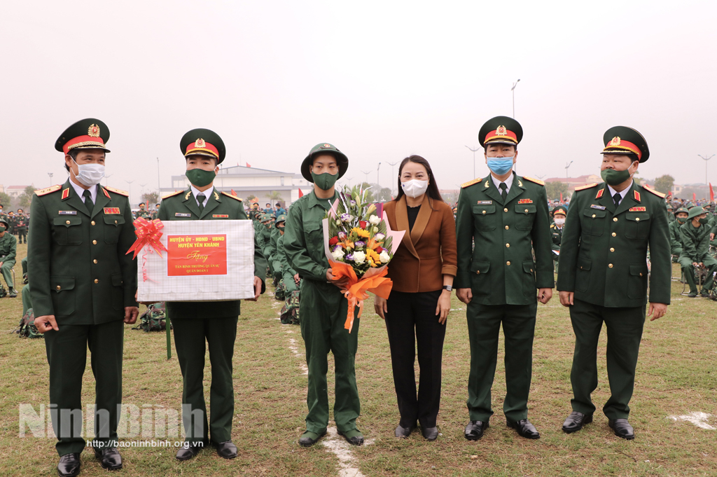 Ninh Binh: 1,400 young people join army and police forces