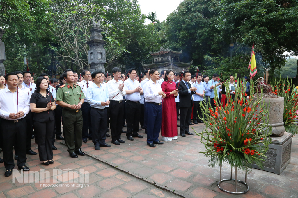 Lễ Dâng hương tại Lễ hội Hoa Lư