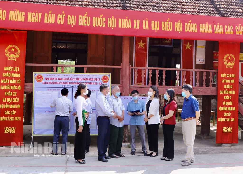 Các đồng chí lãnh đạo tỉnh kiểm tra công tác chuẩn bị bầu cử
