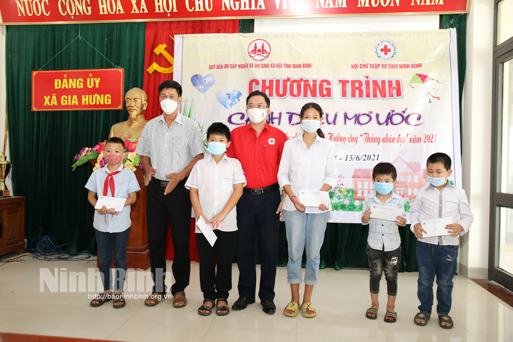 Tặng 87 suất quà cho trẻ em mồ côi