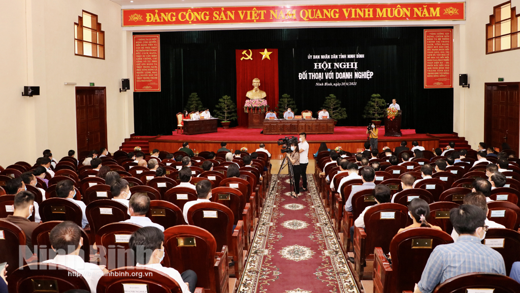 Ninh Binh's leaders hold dialogue with local enterprises