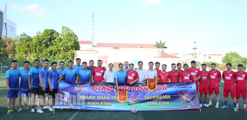 Giao lưu bóng đá giữa Doanh nhân trẻ FC với Sacombank FC chi nhánh Ninh Bình