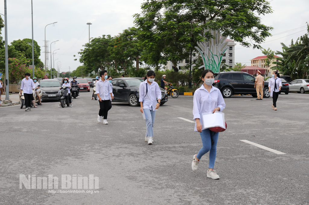 Thí sinh Ninh Bình tự tin, hoàn thành tốt ngày thi đầu tiên trong kỳ thi tốt nghiệp THPT năm 2021
