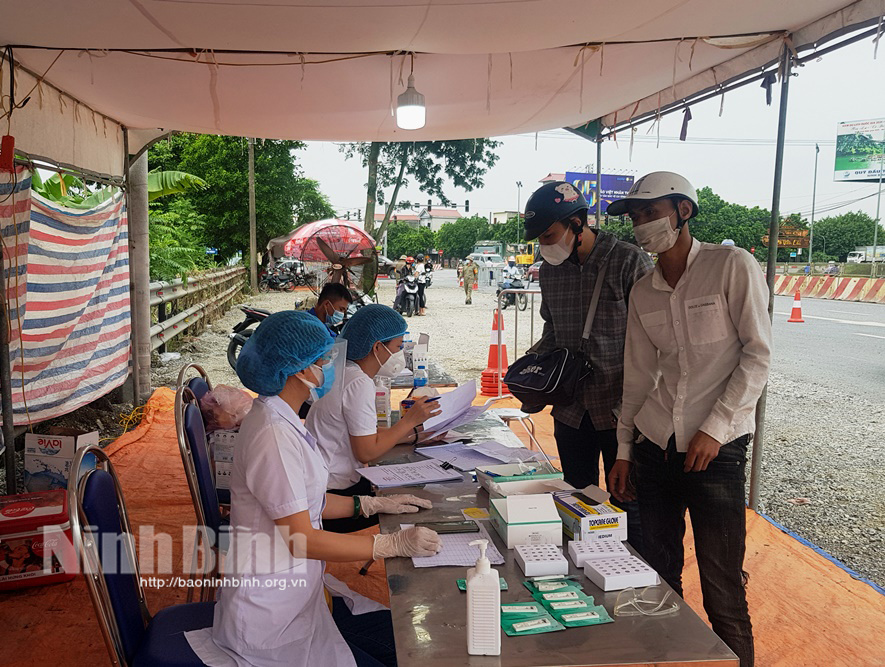 UBND tỉnh chỉ đạo tiếp tục thực hiện nghiêm các quy định của Trung ương và của tỉnh về phòng, chống dịch COVID-19