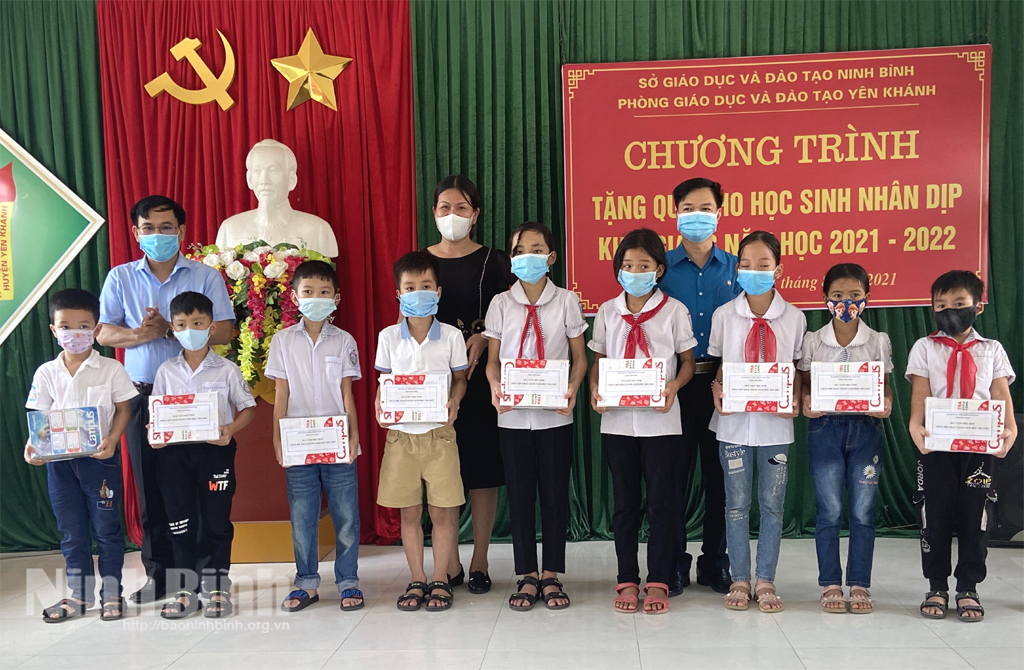 Tặng quà cho học sinh có hoàn cảnh khó khăn nhân dịp khai giảng năm học mới 2021-2022