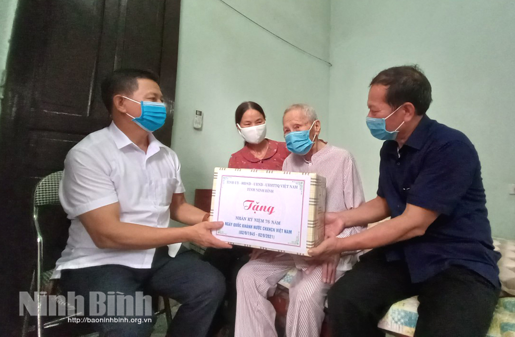 Tặng quà Người có công với cách mạng