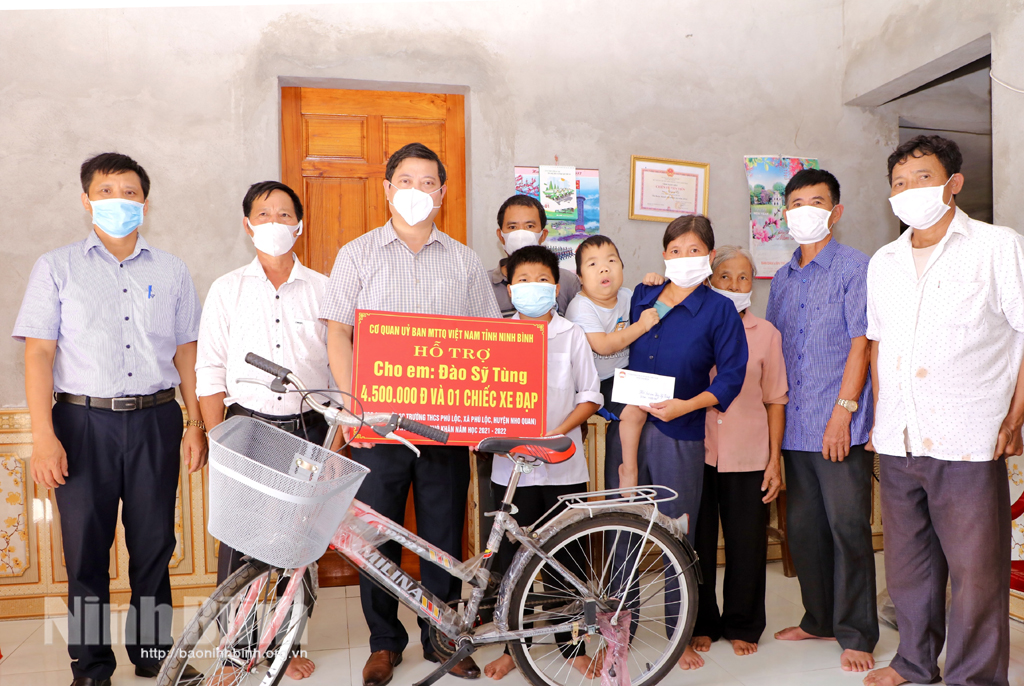 MTTQ tỉnh trao quà cho học sinh nghèo vượt khó huyện Nho Quan