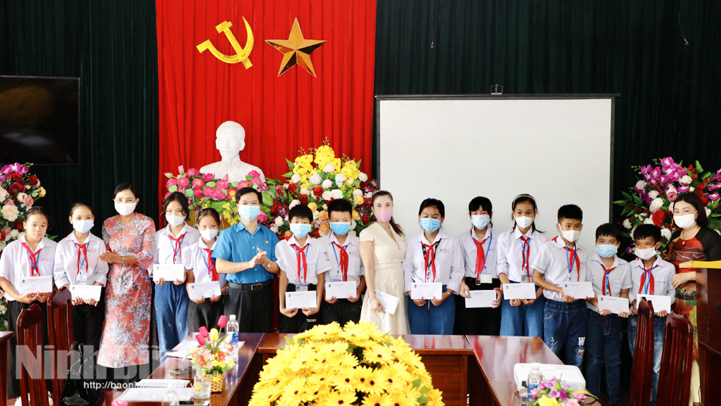 Trao tặng 35 suất học bổng cho các em học sinh khó khăn Trường THCS Ninh Bình - Bạc Liêu