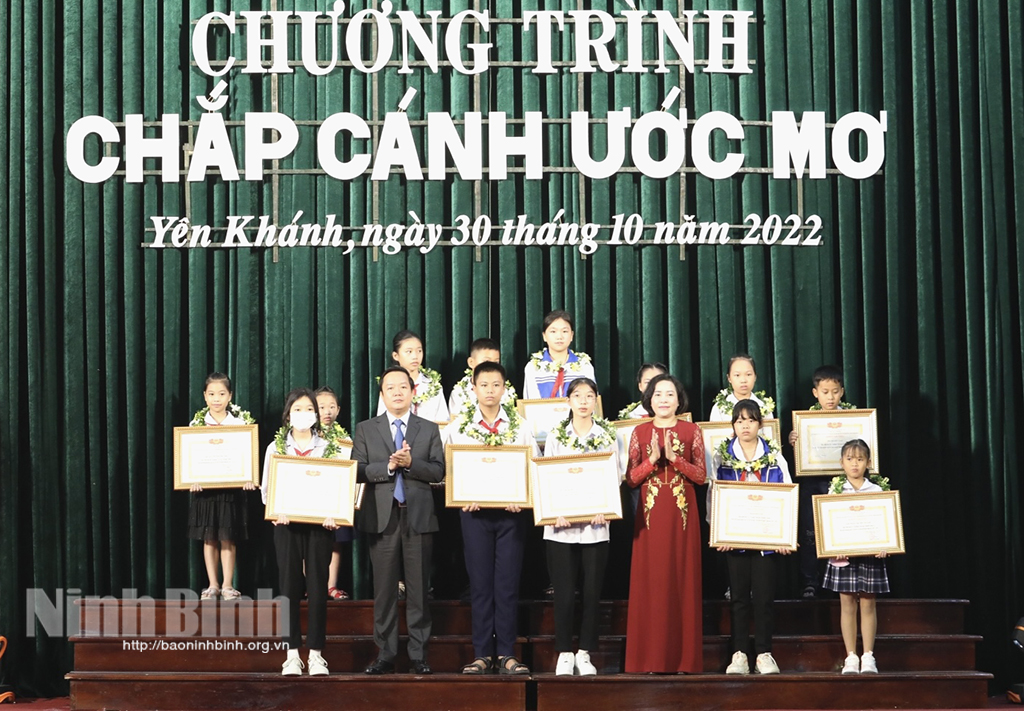 Trao thưởng Quỹ khuyến học, khuyến tài Vũ Duy Thanh năm 2022