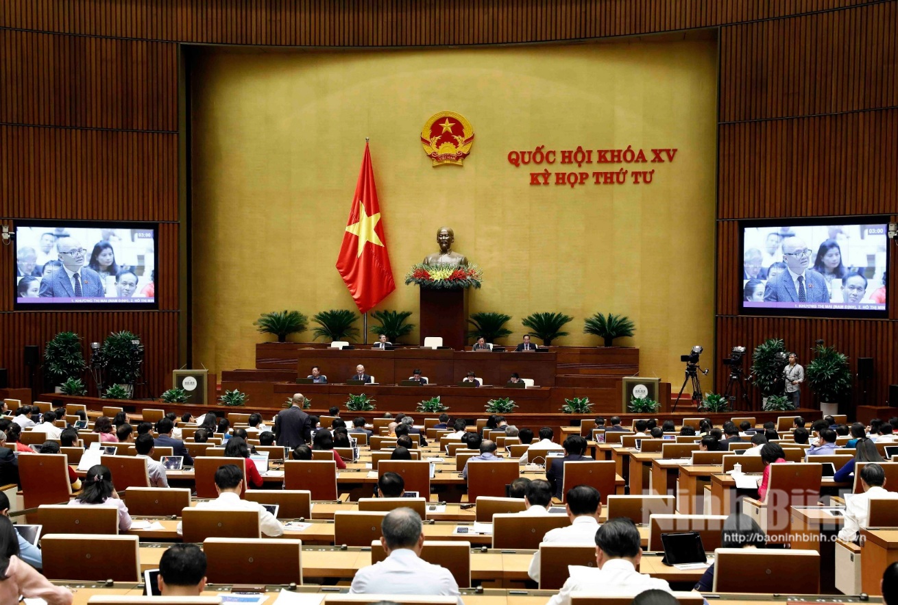Kỳ họp thứ tư, Quốc hội khóa XV: Đại biểu Quốc hội tỉnh tham gia thảo luận tại hội trường về thực hành tiết kiệm, chống lãng phí