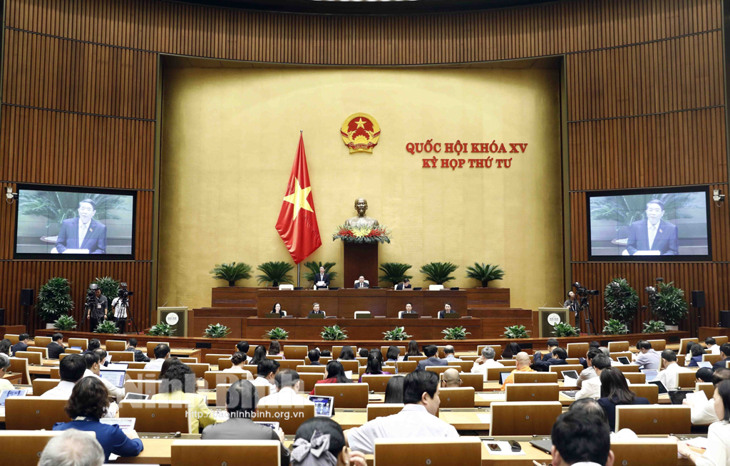 Kỳ họp thứ tư, Quốc hội khóa XV: Đại biểu Quốc hội tỉnh tham gia thảo luận tại hội trường về Dự án Luật Giao dịch điện tử (sửa đổi)