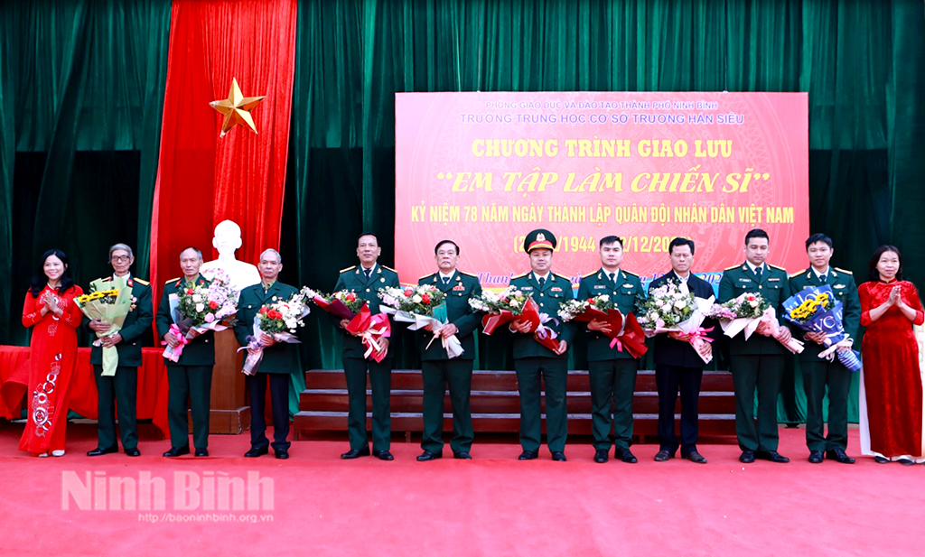 Các trường học tổ chức chương trình "Em tập làm chiến sỹ"
