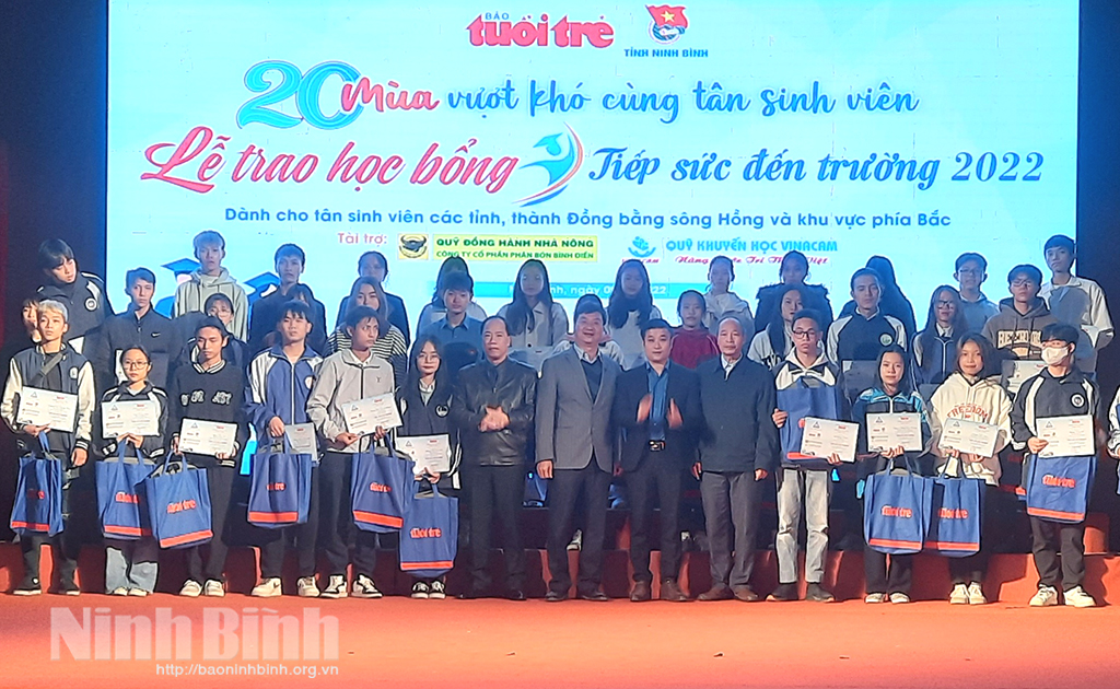 Trao học bổng "Tiếp sức đến trường" năm 2022