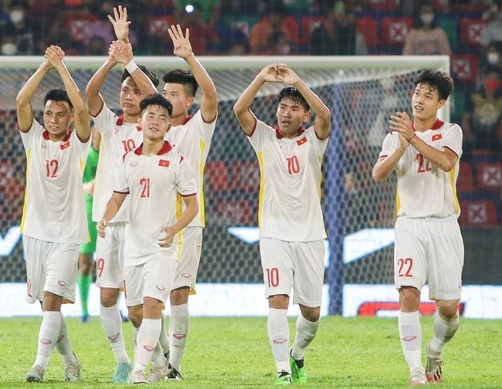 Vietnam off to flying start with 7-0 rout of Singapore