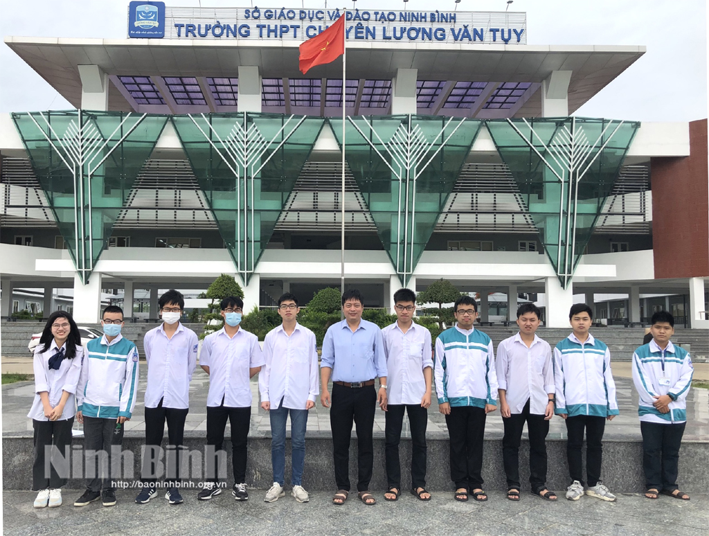 Trường THPT chuyên Lương Văn Tụy có 8 học sinh đạt giải tại Olympic Toán học sinh viên và học sinh Việt Nam năm 2022