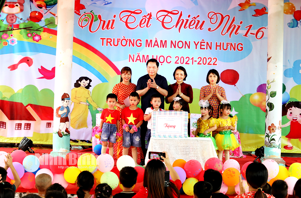 Tặng quà nhân Ngày Quốc tế thiếu nhi
