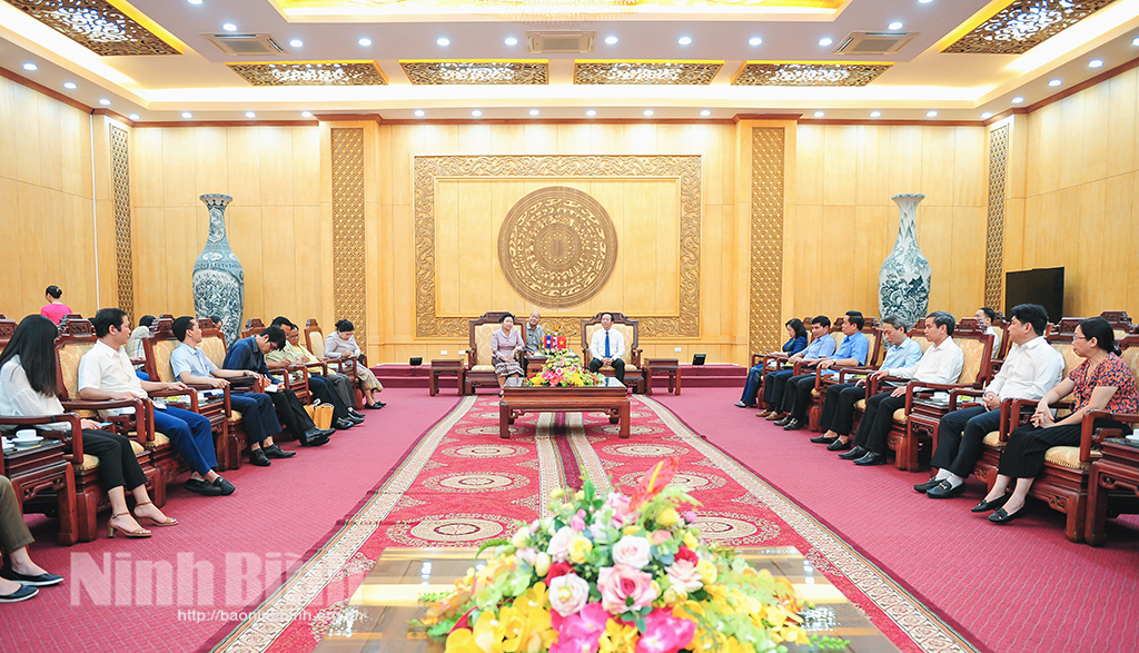 Lao Federation of Trade Unions delegation visits Ninh Binh