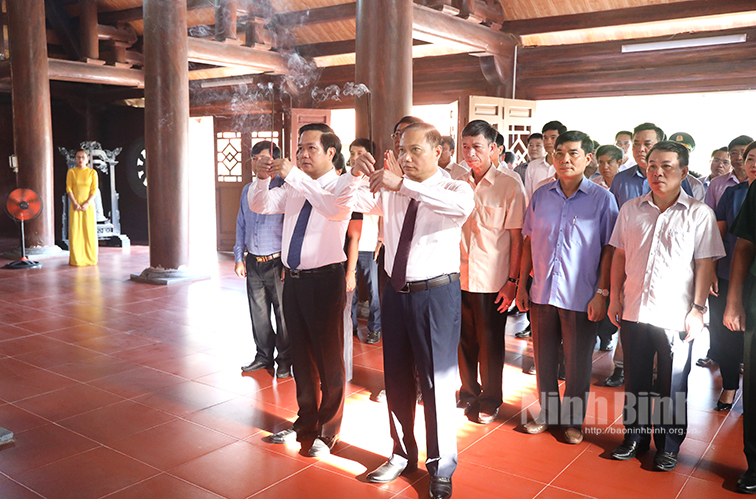 Các đồng chí lãnh đạo tỉnh dâng hương tưởng nhớ các Anh hùng liệt sỹ nhân kỷ niệm 75 năm Ngày Thương binh, liệt sỹ