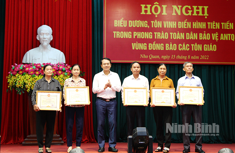 Nho Quan biểu dương, tôn vinh điển hình tiên tiến trong phong trào toàn dân bảo vệ ANTQ vùng đồng bào các tôn giáo