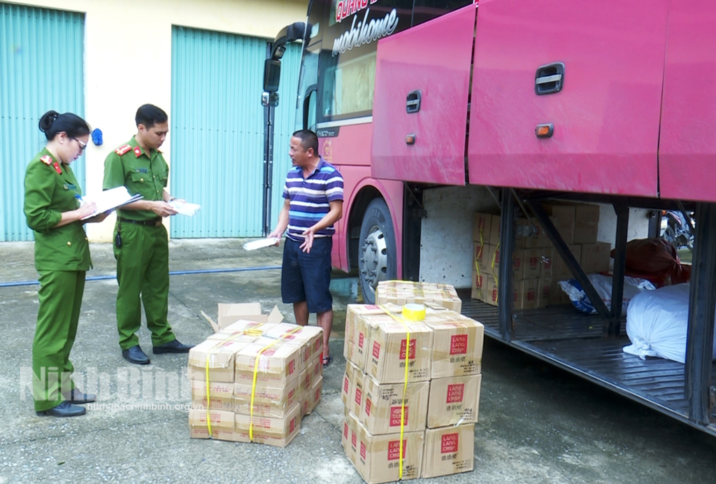 Bắt vụ vận chuyển 2.000 chiếc bánh trung thu không có hóa đơn, chứng từ