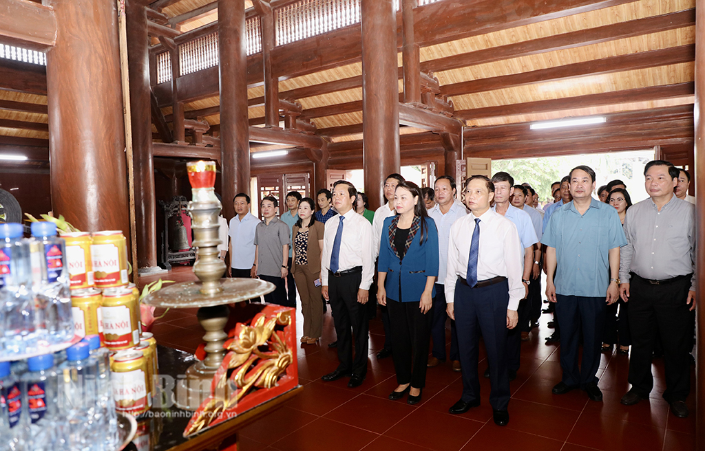 Ninh Binh's leaders offer incense to mark 77th anniversary of August Revolution and National Day