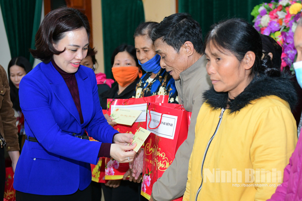 Đoàn Đại biểu Quốc hội tỉnh tặng quà Tết Nguyên đán Quý Mão 2023