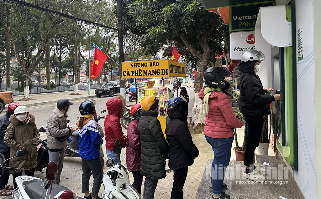 Hệ thống ATM hoạt động thông suốt, phục vụ tốt nhu cầu rút tiền mặt của người dân trong dịp tết