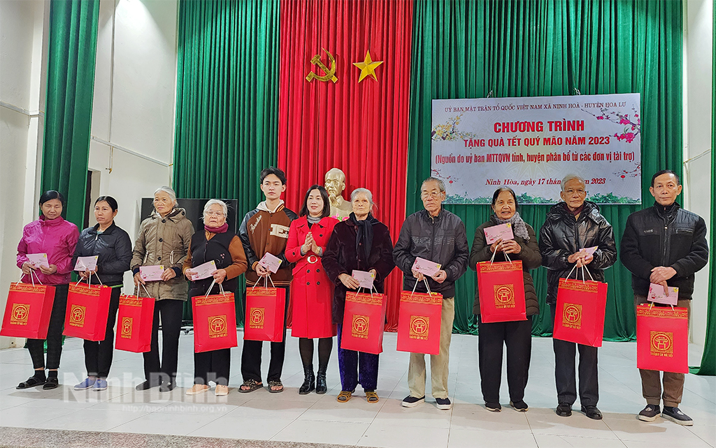 Hoa Lư: Trao hơn 400 suất quà Tết cho hộ gia đình có hoàn cảnh khó khăn