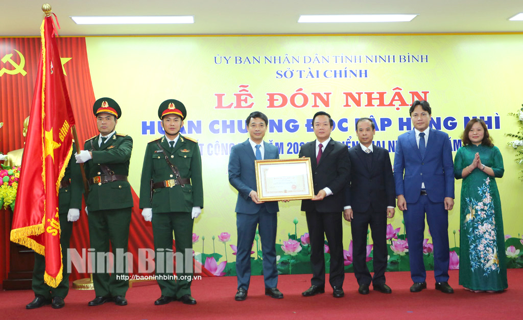 Sở Tài chính đón nhận Huân chương Độc lập hạng Nhì