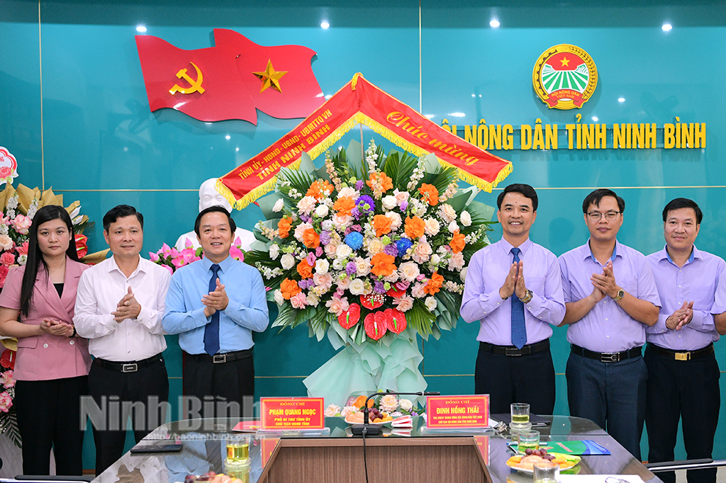 Đồng chí Chủ tịch UBND tỉnh chúc mừng Hội Nông dân tỉnh nhân kỷ niệm 93 năm Ngày thành lập Hội Nông dân Việt Nam