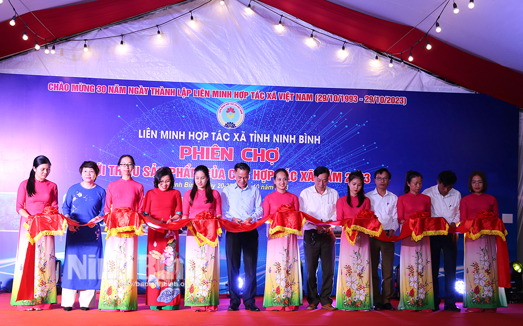 Khai trương phiên chợ giới thiệu các sản phẩm HTX