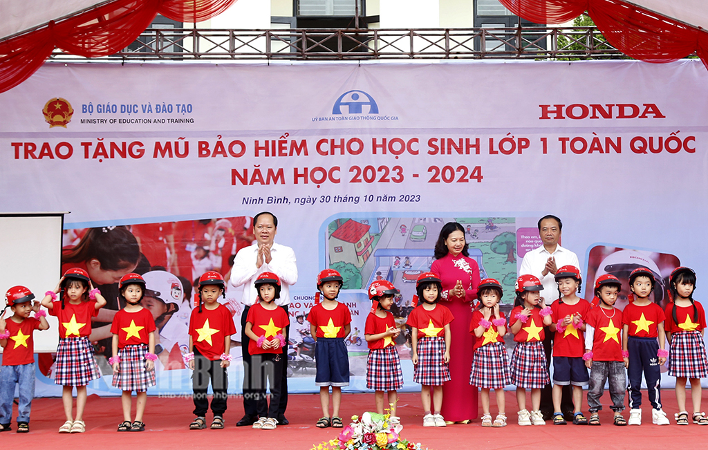 Trao tặng mũ bảo hiểm cho học sinh lớp 1, năm học 2023-2024