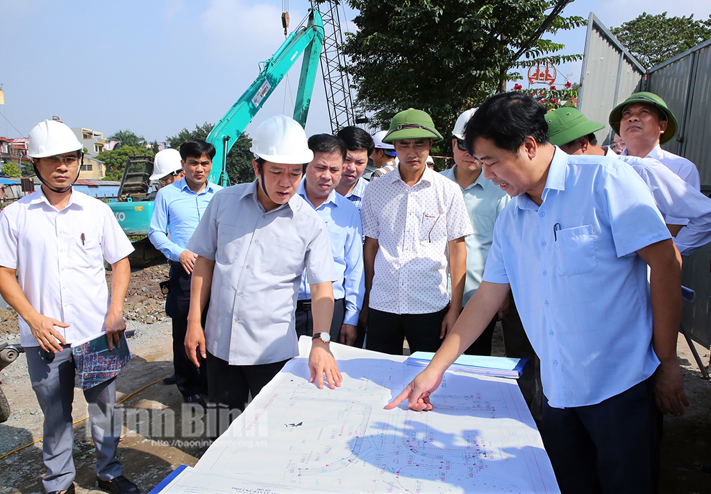 Chairman of provincial People's Committee inspects progress of projects