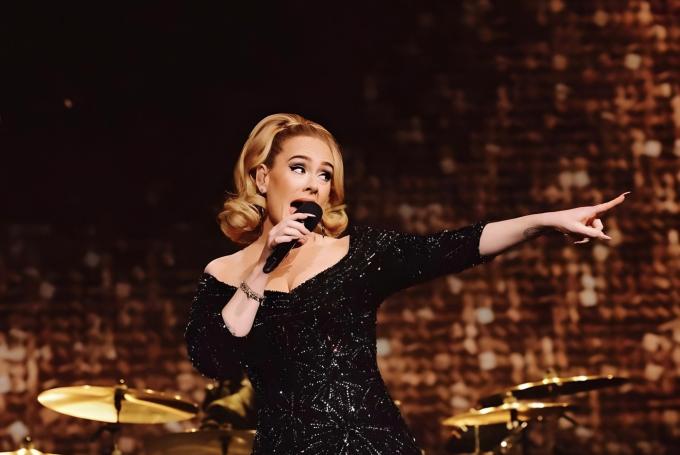Adele diện đầm pháo hoa của Công Trí