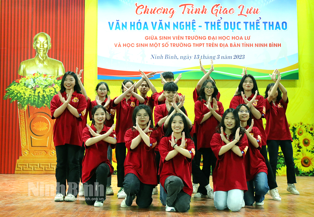 Giao lưu văn hóa- văn nghệ, TDTT giữa sinh viên trường Đại học Hoa Lư với học sinh một số trường THPT trong tỉnh