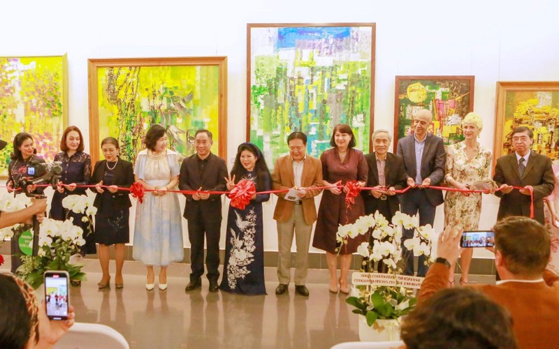 Hai nữ họa sĩ Văn Dương Thành và Julia Oh trong cuộc viễn du sắc màu