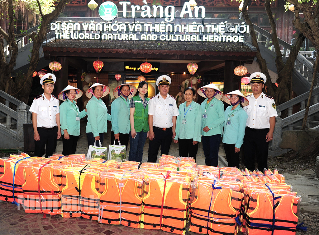 Trao tặng hơn 500 áo phao cứu sinh cho các bến thuyền tại các khu, điểm du lịch