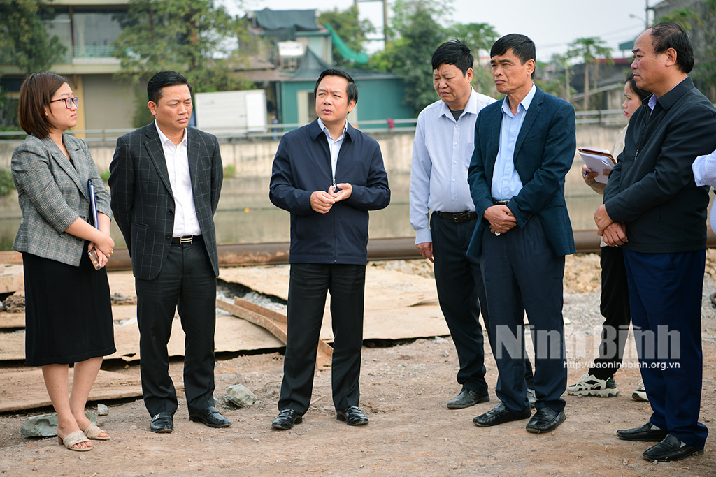 Đồng chí Chủ tịch UBND tỉnh kiểm tra một số công trình giao thông trên địa bàn thành phố Ninh Bình