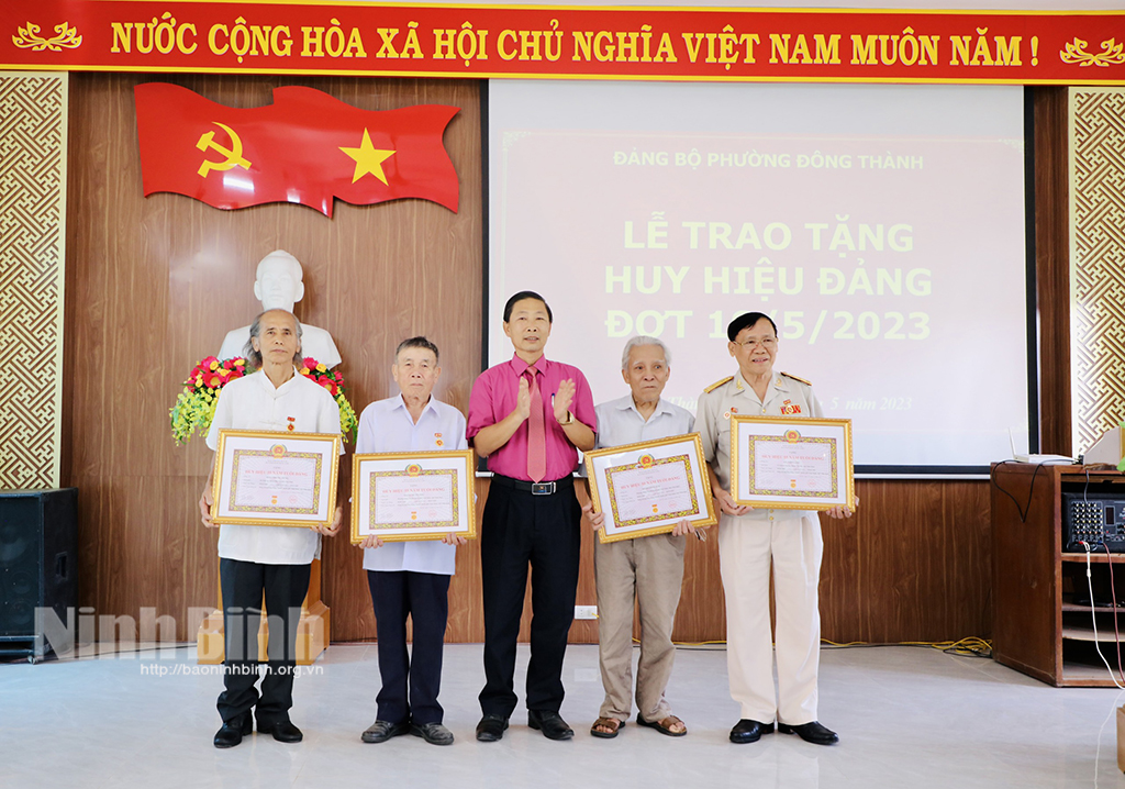 Tự hào tấm Huy hiệu Đảng trao