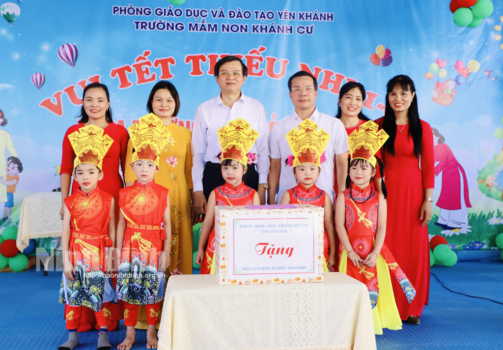 Các đồng chí lãnh đạo tỉnh thăm, tặng quà nhân Ngày Quốc tế thiếu nhi 1/6