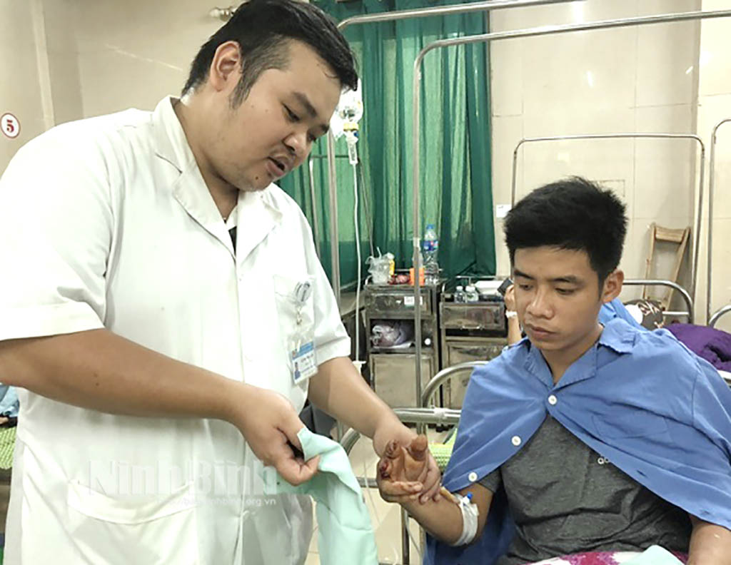 Bệnh viện Đa khoa Ninh Bình phẫu thuật thành công bệnh nhân bị đứt gân ngón tay