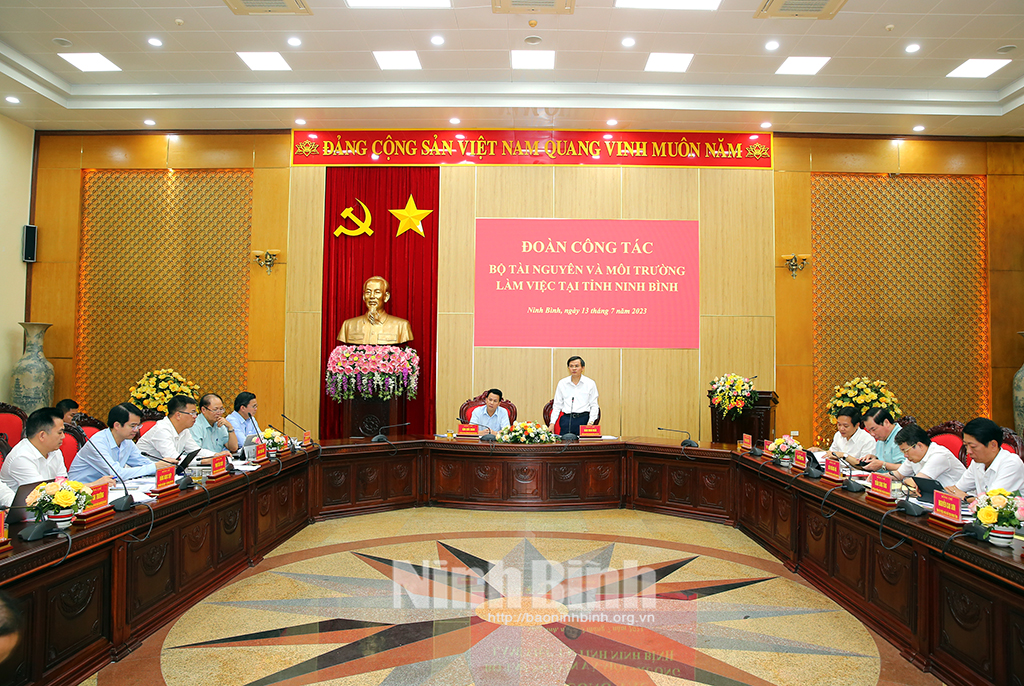 Minister of Natural Resources and Environment works with Ninh Binh's leaders