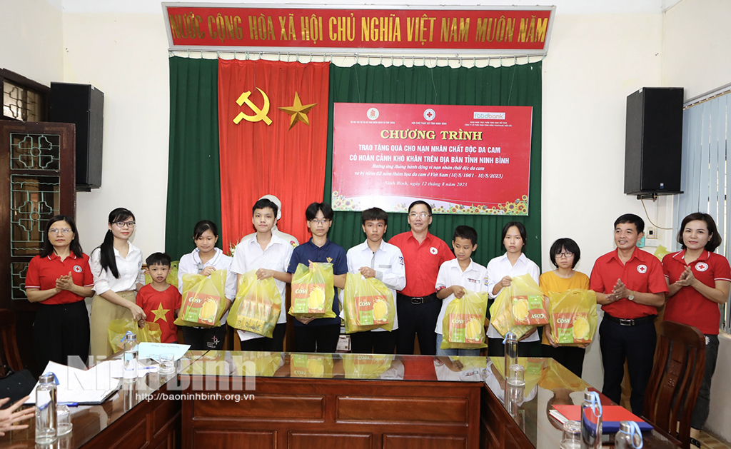 Tặng quà cho nạn nhân da cam có hoàn cảnh đặc biệt khó khăn