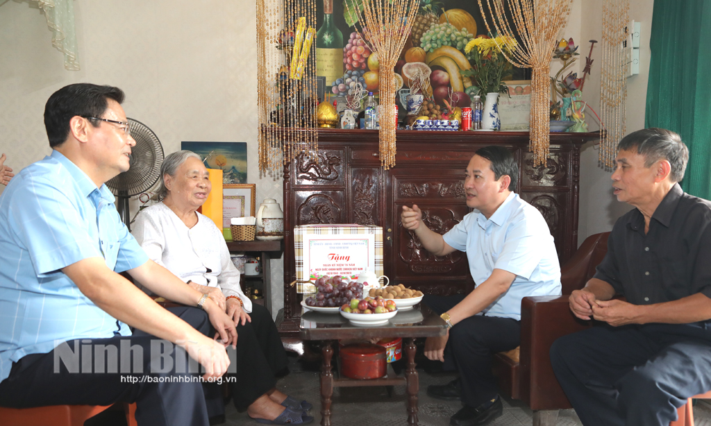 Đồng chí Phó Bí thư Thường trực Tỉnh ủy thăm, tặng quà cán bộ lão thành cách mạng nhân dịp Quốc khánh 2/9