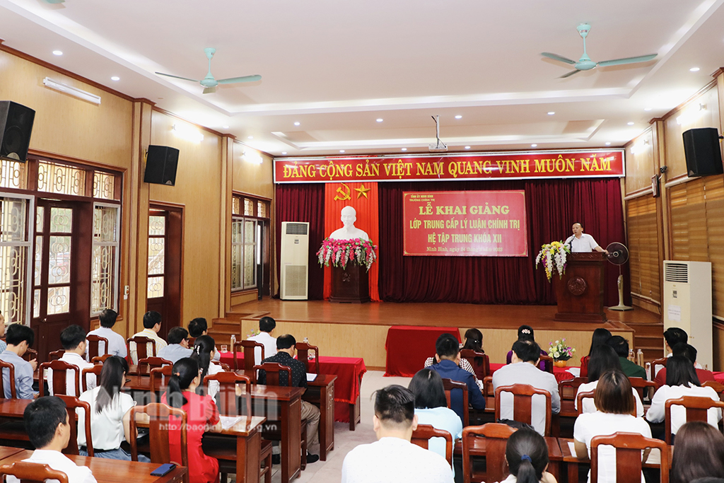 Khai giảng lớp trung cấp lý luận chính trị hệ tập trung khóa XII