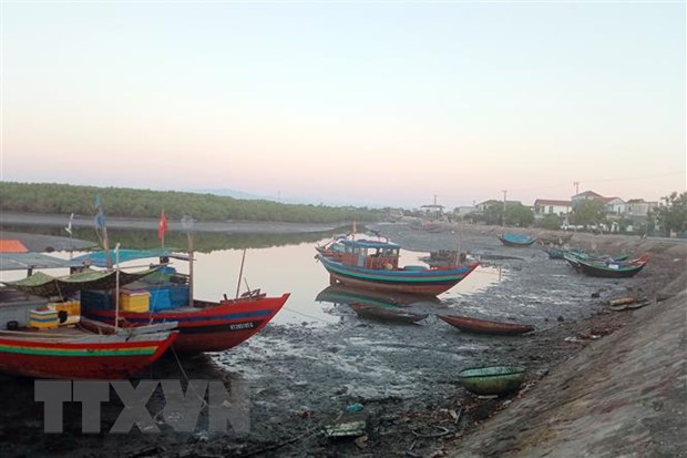 Áp thấp nhiệt đới còn cách Quảng Ngãi khoảng 180 km