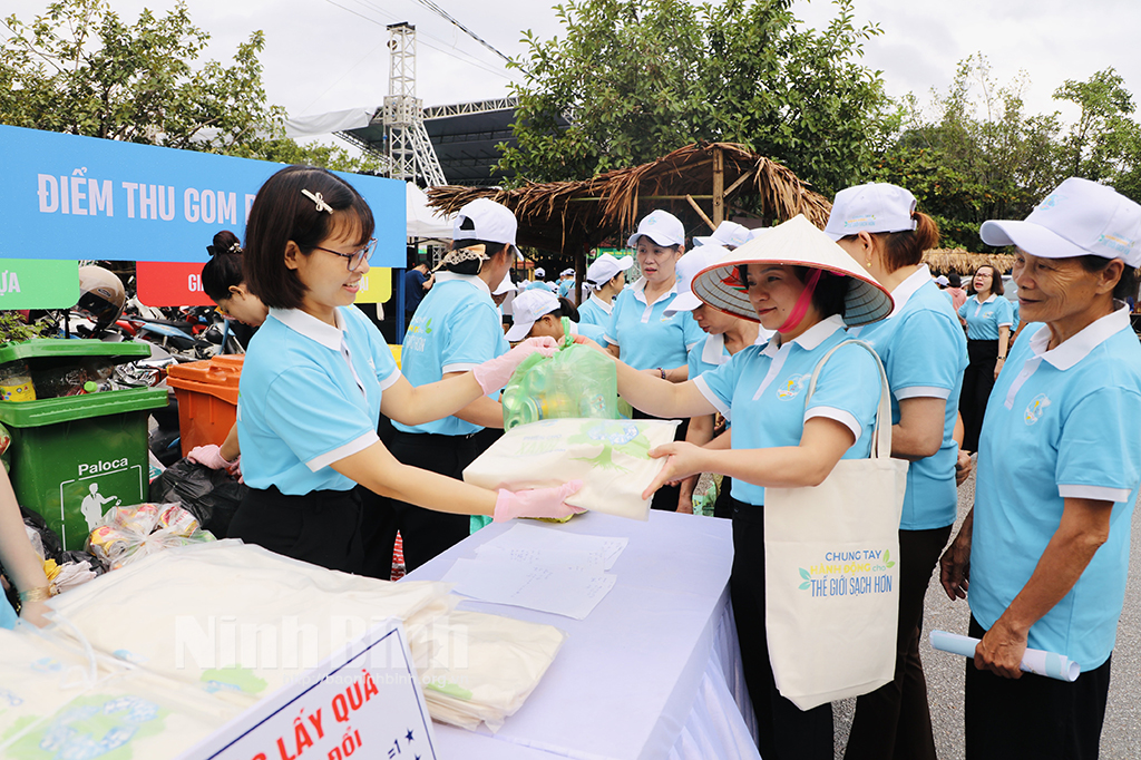Chương trình "Phiên chợ xanh- bảo vệ môi trường nông thôn"