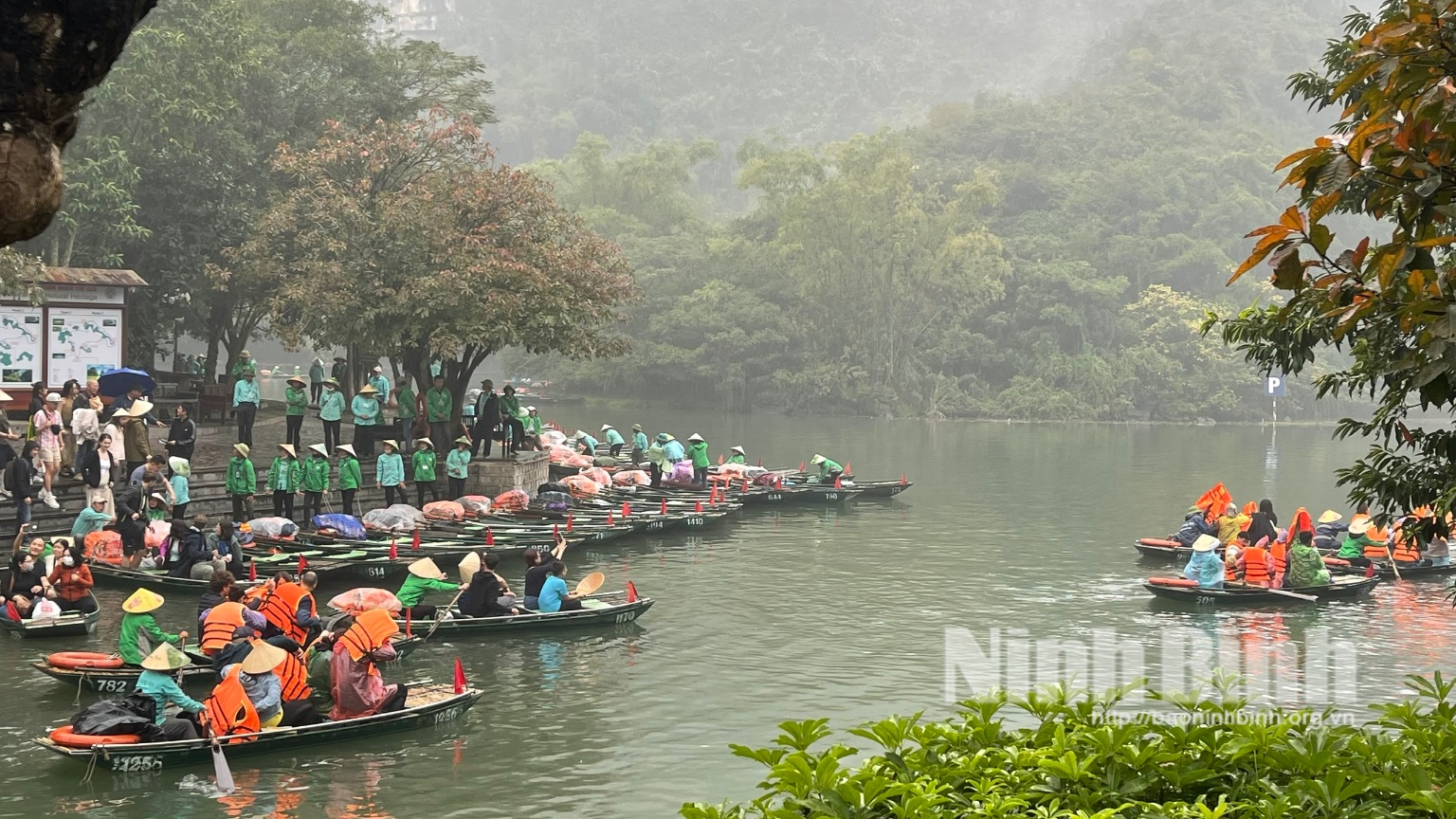Các điểm du lịch Ninh Bình nhộn nhịp đón khách trong kỳ nghỉ Tết Dương lịch
