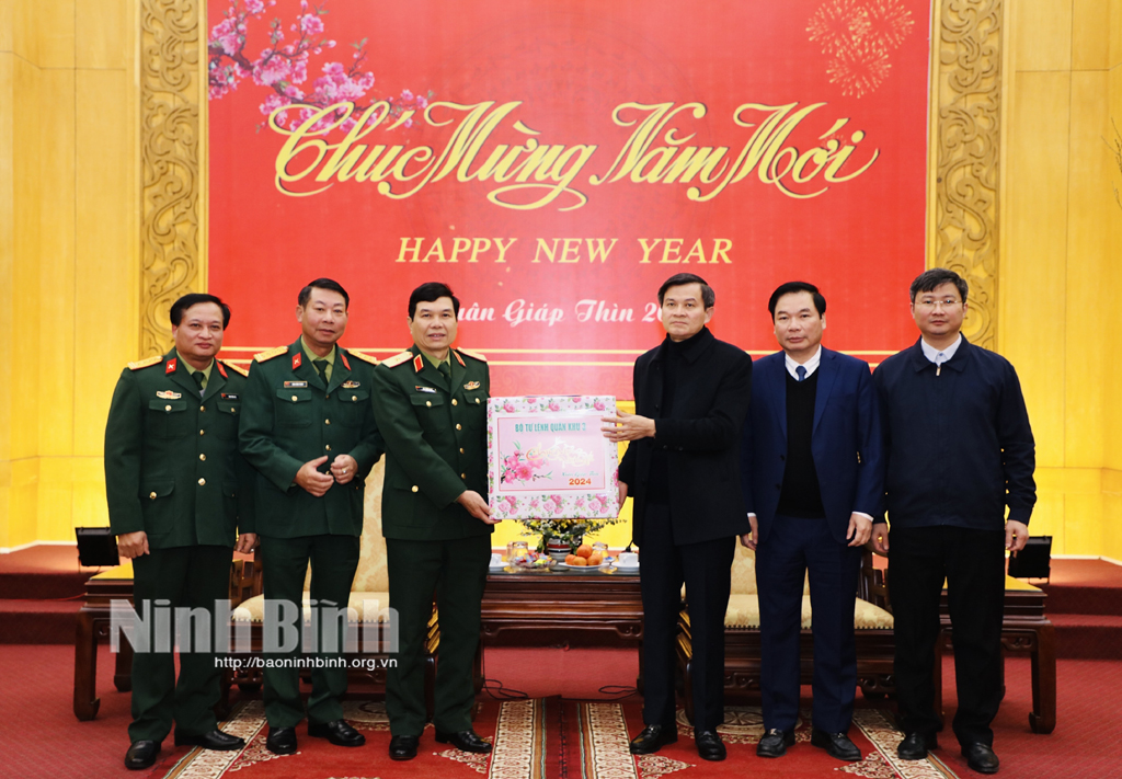 Đoàn công tác của Quân khu 3 thăm, chúc Tết Đảng bộ, chính quyền và nhân dân tỉnh Ninh Bình