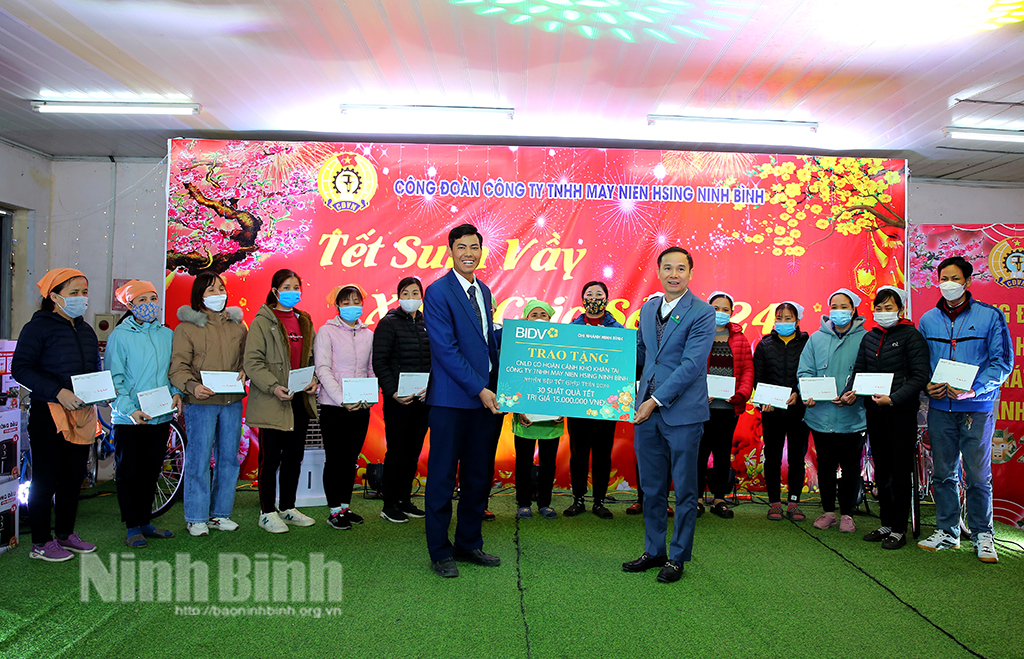 Trao 135 suất quà cho người lao động có hoàn cảnh khó khăn nhân dịp Tết